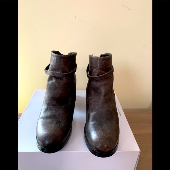 LILIMILL DISTRESSED LEATHER ANKLE BOOT EUROPEAN 39 - Picture 2 of 6